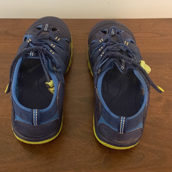 Barely used Keen shoes Boys Size 5 - Picture 2 of 5